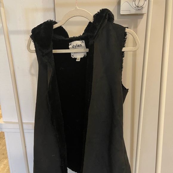 Faux fur Sherpa vest in black. Faux suede - Picture 3 of 4